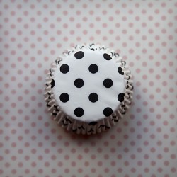 caissettes blanches à pois noirs